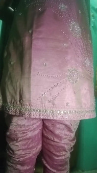 Hintli eşcinsel travesti evli kadın gaurisissy pembe şalvarlı kurta büyük göğüslerine bastırıyor