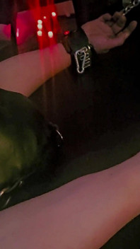 Stina Stone Unghie Lunghe Solletico Seduta in Faccia Allungata Sul Rack Dalla Mistress Parte 2