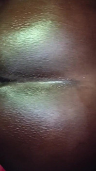 この黒檀のお尻を撫でる後背位