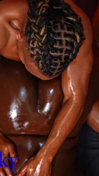 Oneway ger en mästerlig sensuell massage på en mörkhudad skönhet