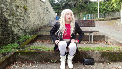 The Midnight Minx: Themidnightminx, auf einer bank chillen
