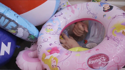 Inflatable Lovers: Łazienka z pontonami