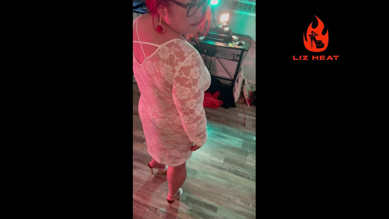 Liz Heat: Zralá sexy manželka v Clog Podpatcích a prádle masturbuje