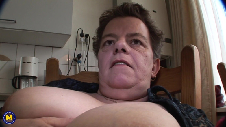 Mature NL: This Big Housewife Does Herself in the Kitchen