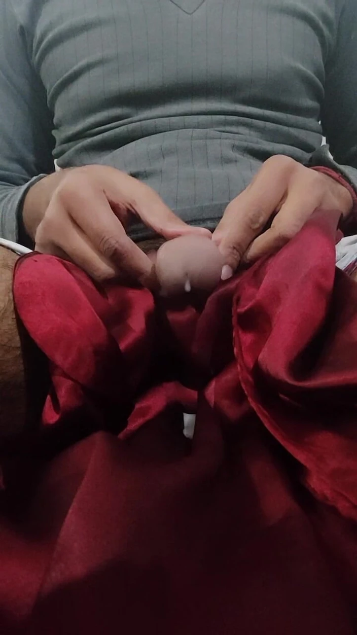 Satin And Silky: Порно дрочка в атласном шелке - трение головой хуя в атласном шелковом костюме (26)