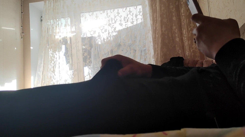 Auff: Masturbándose en casa en bragas y viendo porno