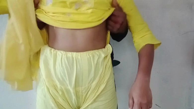 Deshi women: Перший секс, мій новоспечений друг з коледжу прийшов до мого гуртожитку і відтрахав дезі індійський хардкор