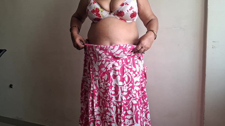 TABOOBREAKERS: Ateşli yaz kızı shilpa taboobreakers orta yaşlı seksi kadını serinletmeye çalışıyor