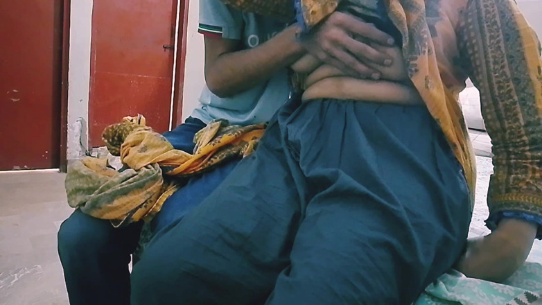 Aizzee: India insatisfecha esposa folla duro preñada por el coño