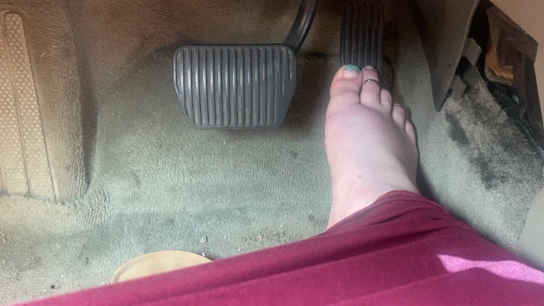 BellaBlast: 샌들을 신고 페달 펌핑 - 가스에 한 발로 운전하고 다른 하나는 브레이크를 밟습니다.