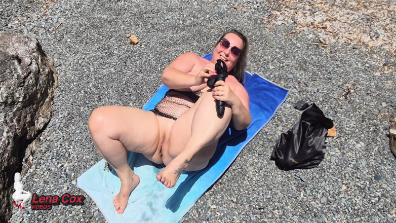Lena Cox: Stříkající masturbace na pláži