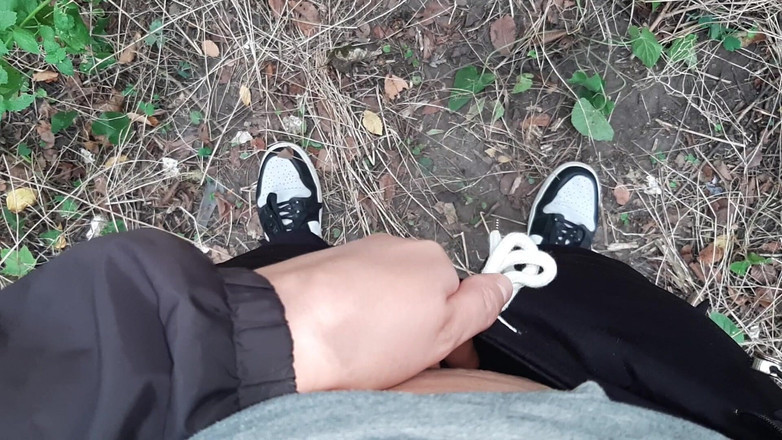 Lesbian-candys: Ризикована лесбійська мастурбація в лісі