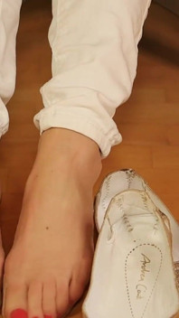 Silver Peeptoe Slingbacks & Sheer 裸体尼龙 - 足交和鞋玩