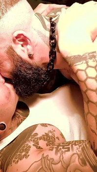 Preñada masculina. Sumisa musculosa se abre agujero en una mazmorra Mpreg.