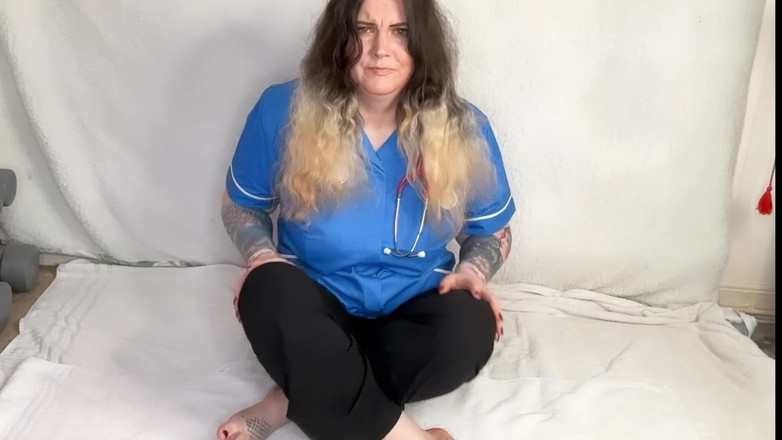 MissFFW: Enfermera desesperada se mea por todo el piso