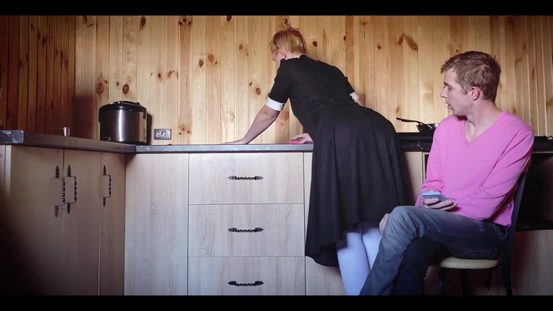 SweetAndFlow: Sexy služka s velkým zadkem je ošukaná při čištění