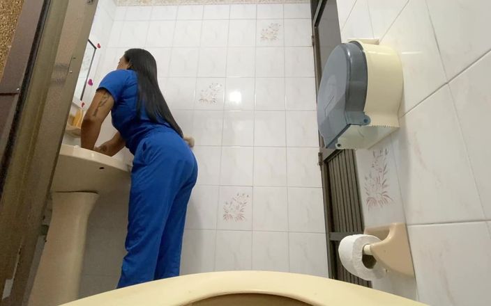 irina69star: Telecamera cattura l'infermiera che piscia nel bagno dell'ospedale (grande getto)