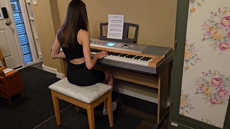 Amelia Amour: Studente di pianoforte scopata dall'insegnante