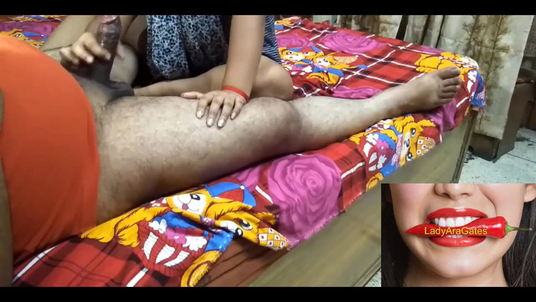 Hotty Jiya Sharmaa: Une musulmane caresse la bite d’un garçon musulman et lui...