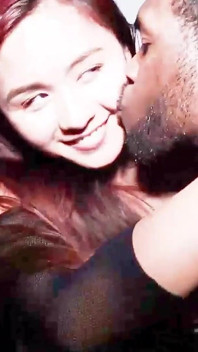 Asiatische MILF in netzstrümpfen nimmt es mit rome majors großem schwarzem schwanz auf