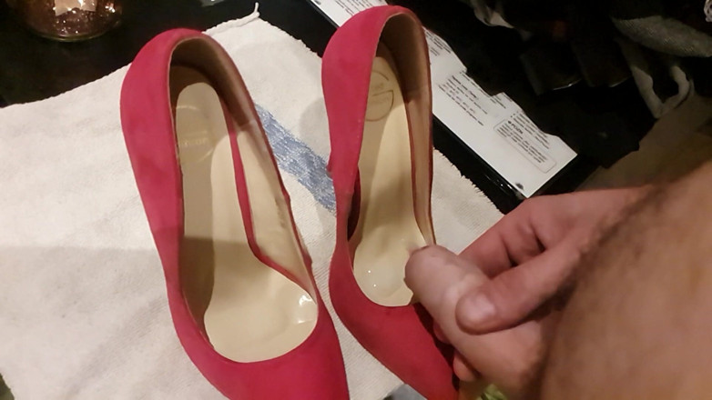 Milosbroz: Pumps lindos e sensuais da amiga da minha namorada.