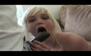 Pervy Studio: Lesbisch spelen met komkommer als pik