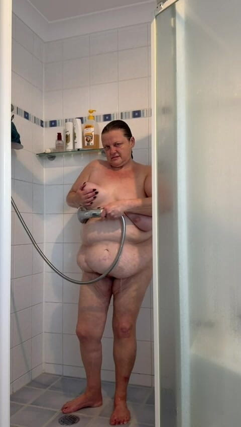 WeAreFukBunnies: Tonton aku bersihin lubang memekku yang menganga