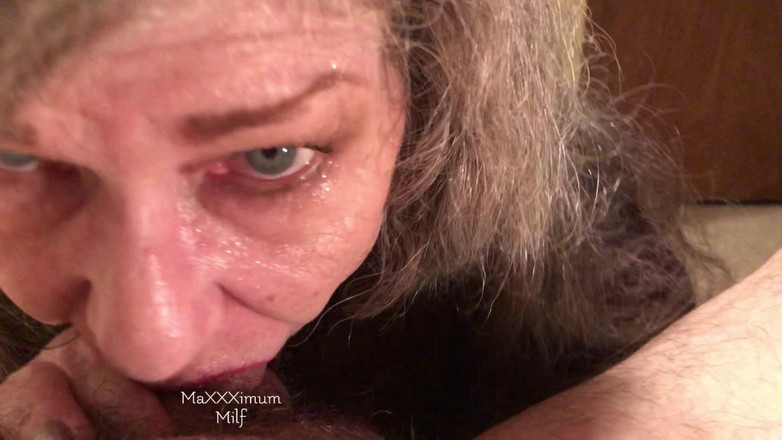 MaXXXimumMilf: Seksi olgun ateşli oral seks + dildoya binerken yut! Maxxximummilf