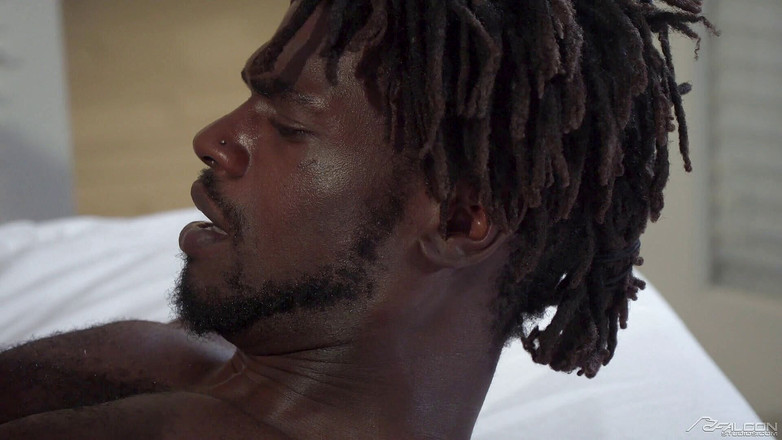 Falcon Studios: Falconstudios - un papa noir trouve son copain nu dans le...