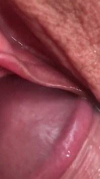 Extrémní záběr zblízka na šukání kundičky a creampie