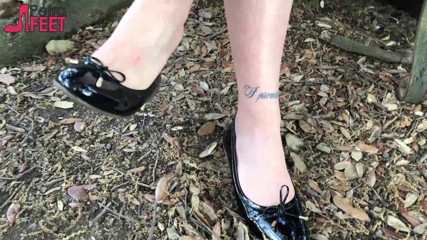 Smokin Fetish: 公園で喫煙するホットティーン