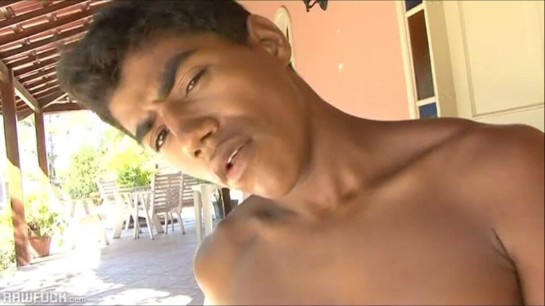 Raw Fuck: Chàng trai trẻ hơn cúi xuống bởi hunk cơ bắp
