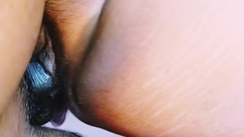 Telugu honey lips: भारतीय सुंदर नौकरानी घर के मालिक छोटे लंड को चोद रही है, तेलुगु गंदी बात करती है।