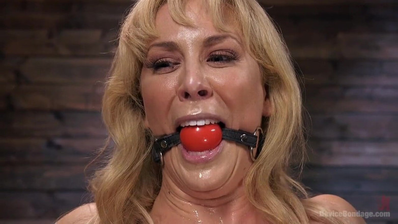 Kink: SportlicheS MILF-fick-spielzeug cherie Deville in Bondage und Sybian bestraft!!