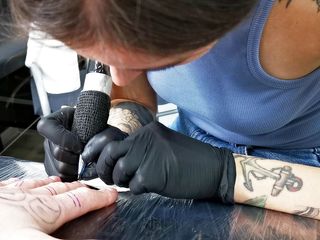 Ghomestory: Verkligt sex med en tatuerare! Hon knullar med kunder!