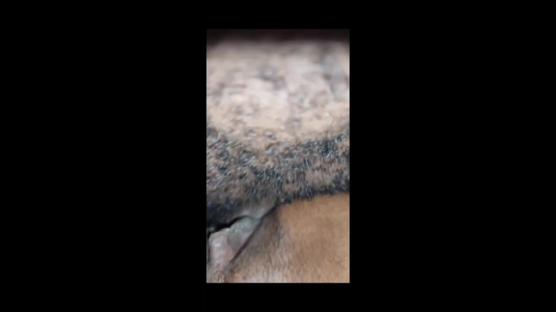 ElVenudoXXX: Une fille noire nue et mince jouit sur une grosse...