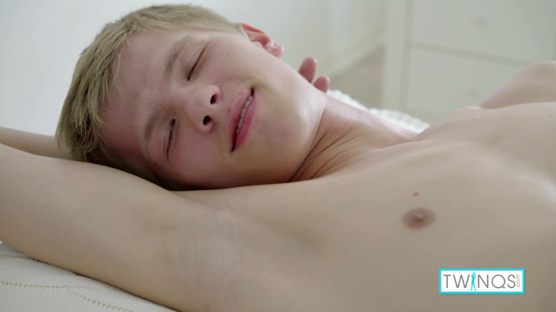 Twin Qs: Timothee pâle caresse sa bite bien dure et jouit sur...