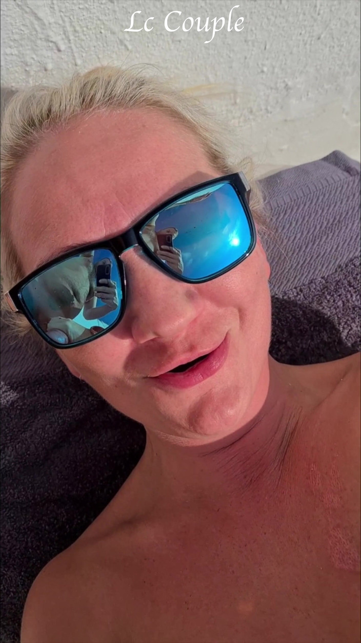 LC couple: Blond gorąca amatorska żona na wakacjach bierze kąpiel słoneczną za pomocą...