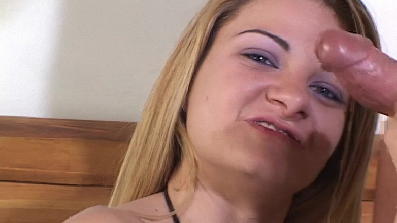 NAUGHTYPOLSKA: ブロンドのスラットは胸に潮を吹きかけて手コキが一番上手です