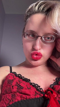 Labios grandes lengua larga, lápiz labial, brillo de labios hablando sucio