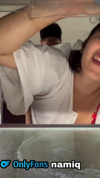 Nami fica presa na geladeira e seu meio-irmão estúpido a fode