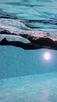 水中の巨人女が小さな獲物を狩り、手に入れる