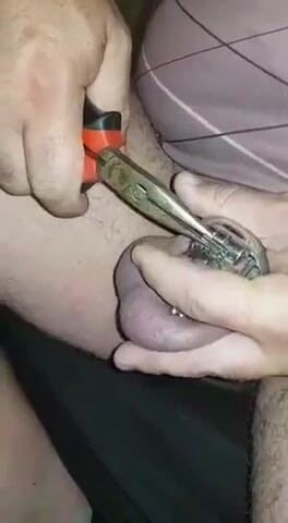 Sissy cumslut: Castità permanente rivetto pop