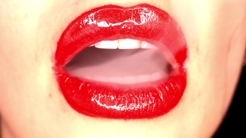 Goddess Misha Goldy: 4K Applying lip gloss &amp; smoking &amp; spit fetish