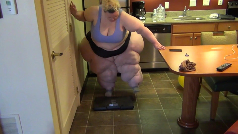 Full Weight Productions: Товстушка Боббі Джо невдало топче диван-сквош