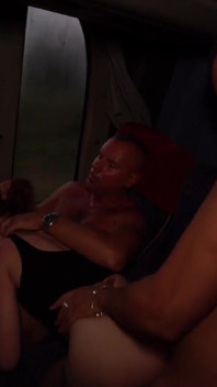 Gek! Studente wordt in de bus geneukt door de leraar in het bijzijn van haar vriendje!