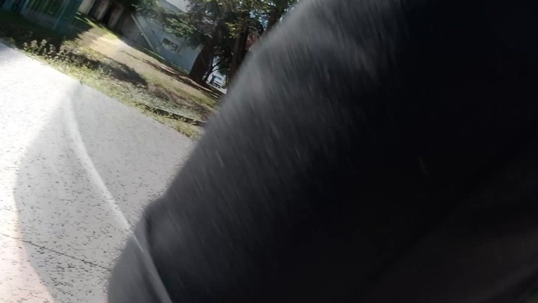 Jon Arteen: Jon Arteen é um escoteiro safado que anda descalça na rua...