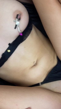 Teen mit nippelklemmen und unterwäsche kommt aus einem großen schwanz! POV!