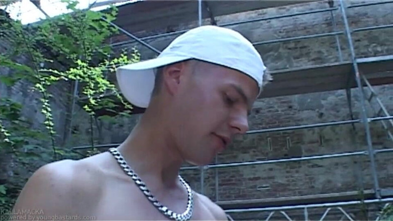 Young Bastards: Gemelos de disparan cargas masivas