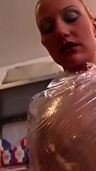 Troia di plastica avvolta con un gape aperto attraverso film lucido